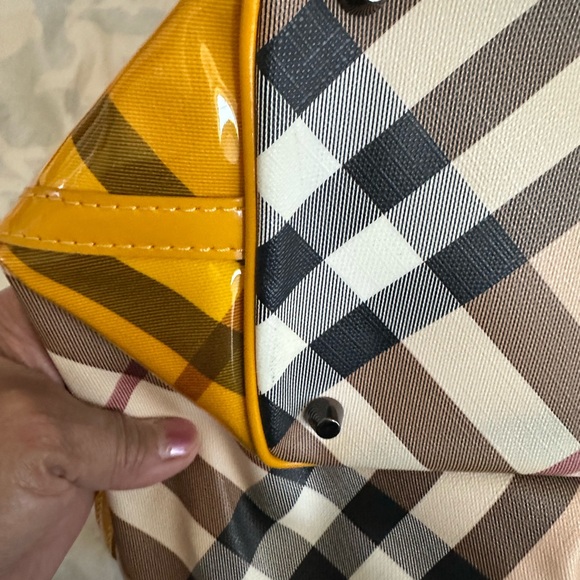AUTHENTIC Burberry Beige/Yellow Nova check PVC and patent leather Tote - Picture 5 of 7